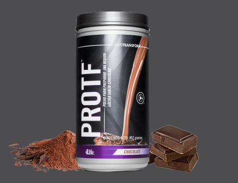 Envase de suplemento PRO-TF sabor chocolate acompañado de trozos de chocolate y cacao en polvo.