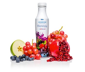 Botella de 4Life RioVida con frutas (granada, uva, arándanos). Apoya el sistema inmunitario con antioxidantes naturales.