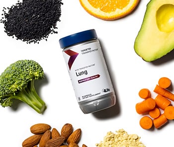 Suplemento 4Life Targeted Lung con alimentos saludables como aguacate, zanahoria, almendras y brócoli para apoyar la salud respiratoria.